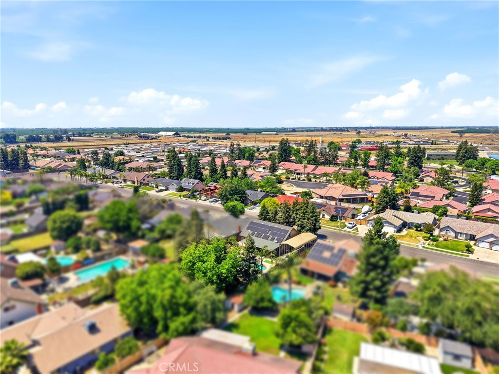 https://media.crmls.org/medias/33d274cc-37dd-450c-a4c0-3e3f95259b96.jpg?preset=X-Large