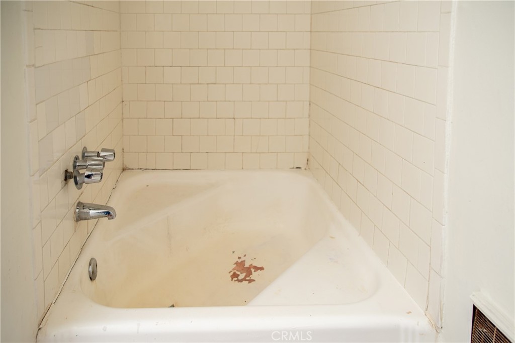 https://media.crmls.org/medias/33d45bf3-b5c7-4369-b6de-88dde0ed65ca.jpg?preset=X-Large