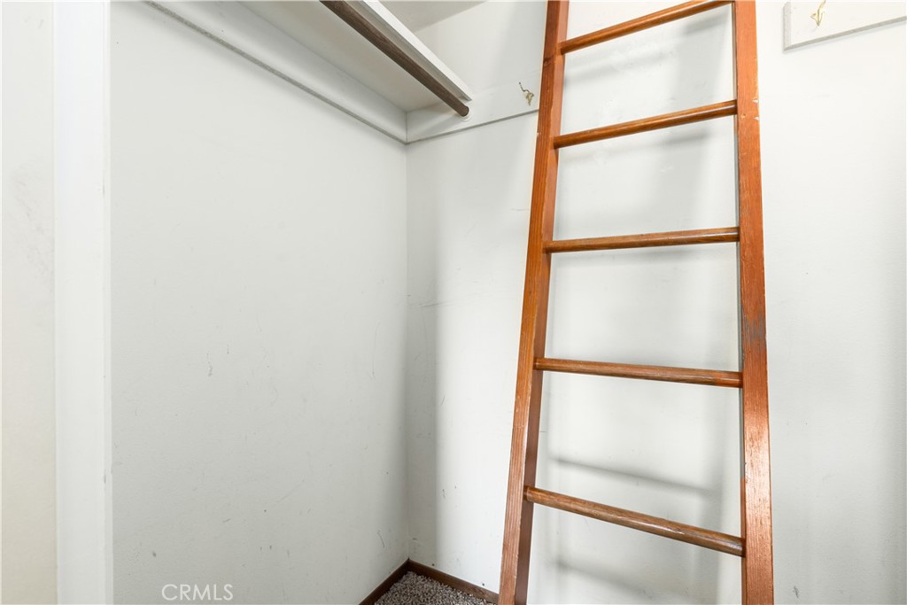 https://media.crmls.org/medias/33d7c3a8-bfe8-4e5f-91a3-c41e890fd2df.jpg?preset=X-Large