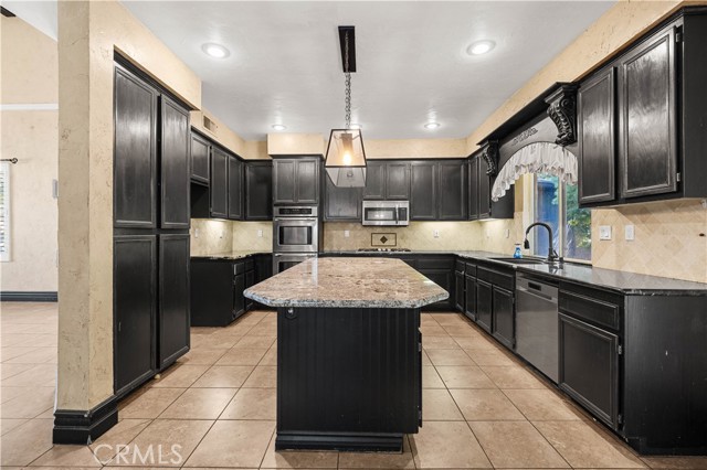 11362 Windhaven Court, Rancho Cucamonga CA: https://media.crmls.org/medias/33d7d3f7-b9fd-42e3-8ac5-20ce453757cc.jpg