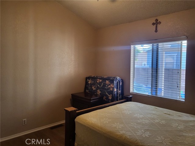 Detail Gallery Image 9 of 18 For 19842 Emerald Creek Dr, Canyon Country,  CA 91351 - 3 Beds | 2 Baths