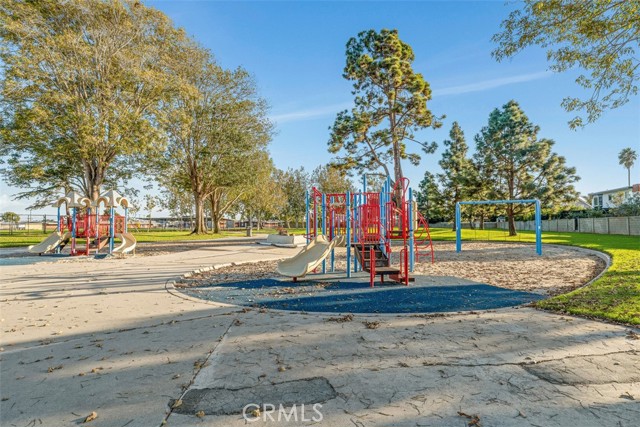 Detail Gallery Image 31 of 32 For 8167 Dartmoor Drive, Huntington Beach,  CA 92646 - 4 Beds | 2/1 Baths