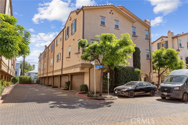 Detail Gallery Image 25 of 28 For 14104 W Birch Ln, Van Nuys,  CA 91405 - 3 Beds | 3 Baths