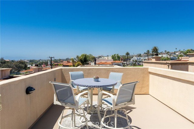 710 11th Street, Hermosa Beach CA: https://media.crmls.org/medias/33dfdee3-2c5c-44d6-9878-debe255c620d.jpg