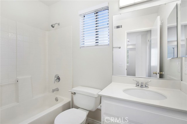 64 Rue Fontaine, Lake Forest CA: https://media.crmls.org/medias/33e23965-a910-4c8c-b079-2b663a223df0.jpg
