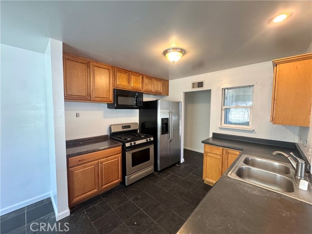 401 S R Street, Lompoc CA: https://media.crmls.org/medias/33e35744-c341-4f35-a1c3-56a1de992099.jpg