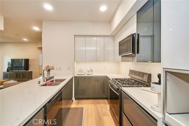 820 S Wilton Place, Los Angeles CA: https://media.crmls.org/medias/33e38c32-466e-47bd-845f-93b460271c9c.jpg