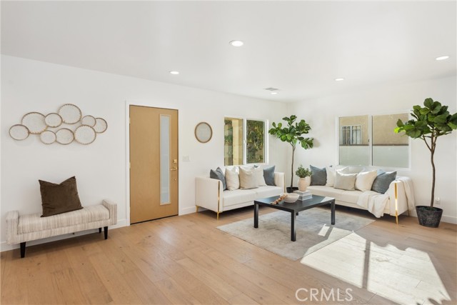 3945 S Norton Avenue, Los Angeles CA: https://media.crmls.org/medias/33e5adad-cbf4-4cbe-b4ca-5d049c707699.jpg