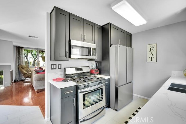 Detail Gallery Image 8 of 51 For 9917 Independence Ave #C,  Chatsworth,  CA 91311 - 2 Beds | 2 Baths