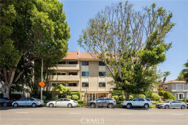8963 Burton Way 205 Los Angeles, California Awesome 3 bedroom, 3 bath very spacious condo in the heart of the Beverly Center area, adjacent to Beverly Hills and Robertson, and in close proximity to dining, shopping and entertainment. Easy access to the Beverly Center, Cedar Sinai Hospital and The Grove. Recently upgraded and remodeled to include all new laminate flooring and fresh paint throughout, dual zoned A/C and heat, new recessed lights, ceiling fans and light fixtures. The upgraded kitchen includes newer dishwasher, stone countertop, double sink and new induction cooktop with new hood. There is also a double oven and pantry. The living space offers a dining area, a wet bar area for entertaining or your morning cup of coffee and a wonderful, entertaining space that opens to an exterior wrap-around walkway. The spacious Master suite has a very large walk-in closet, and beautifully upgraded bath with separate tub and shower. The 2nd and 3rd bedrooms offer versatility. They are large and bright with plenty of storage and can be used as bedrooms, an office, a den, or yoga at home space - whatever your needs may be. All the bathrooms have been newly upgraded including a large luxurious shower in the 3/4 bath and an elegant guest bath. This is a small, 15 unit, elevator building on beautiful Burton Way where you can take a leisurely walk in the evenings and enjoy your surroundings.