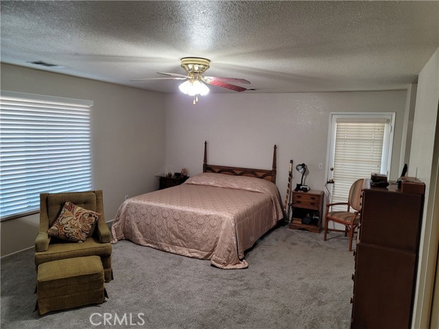 21291 Ramona Avenue, Apple Valley CA: https://media.crmls.org/medias/33e96156-bb2b-4b5f-8415-cad5a75db931.jpg