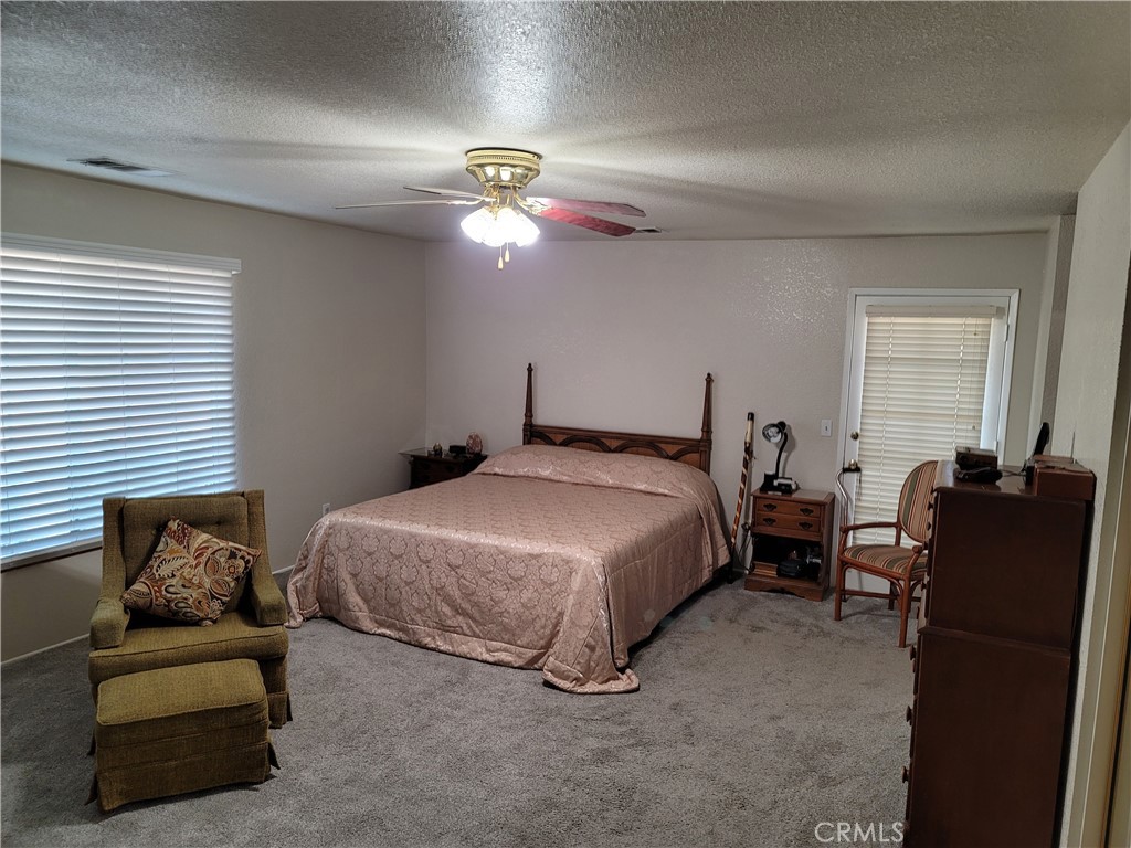 https://media.crmls.org/medias/33e96156-bb2b-4b5f-8415-cad5a75db931.jpg?preset=X-Large