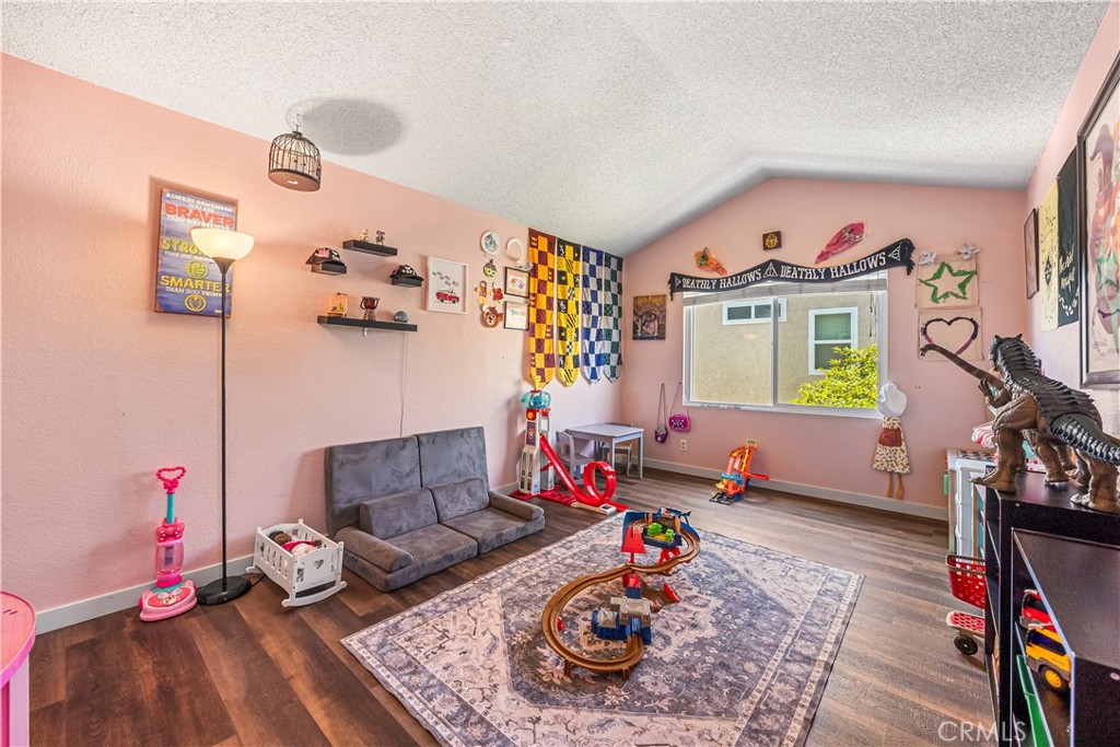 https://media.crmls.org/medias/33f314b3-d722-4c65-a8a4-a7583508eb29.jpg?preset=X-Large