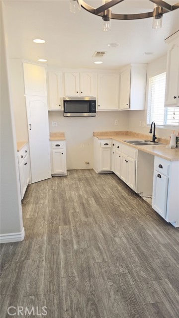 Detail Gallery Image 6 of 11 For 15354 Kiamichi Rd, Apple Valley,  CA 92307 - 3 Beds | 2 Baths