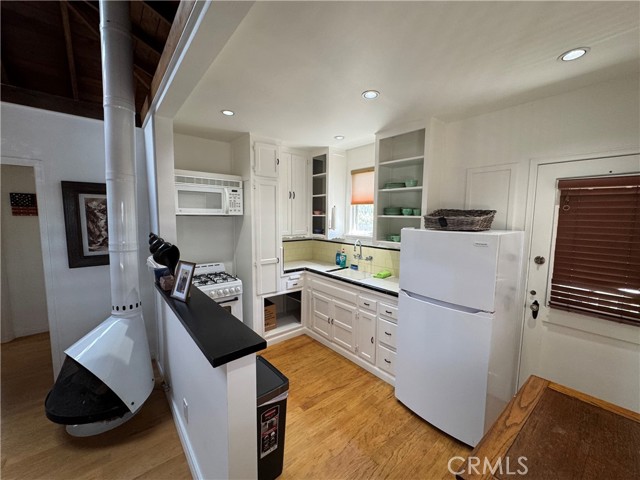 Detail Gallery Image 5 of 14 For 275 B Cypress Dr, Laguna Beach,  CA 92651 - 1 Beds | 1 Baths
