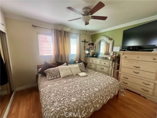 933 S La Verne Avenue, East Los Angeles CA: https://media.crmls.org/medias/33f576aa-506b-488e-ac6f-a29fb40b2c69.jpg