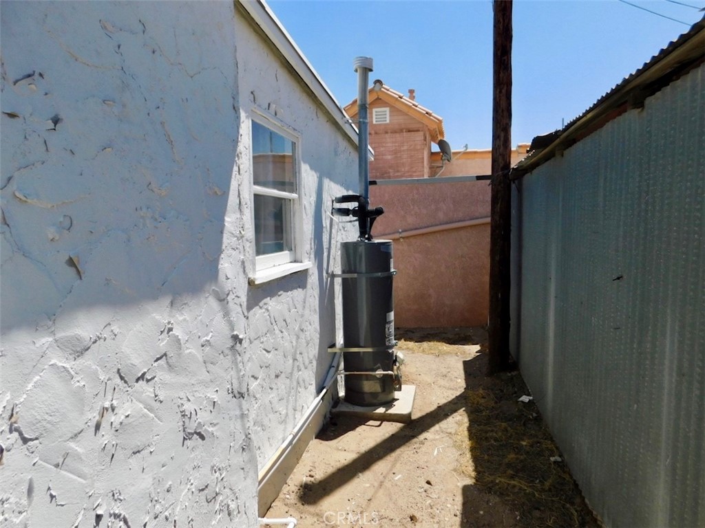 https://media.crmls.org/medias/33f5f37e-fc0e-466c-a52b-0737de1cd44e.jpg?preset=X-Large