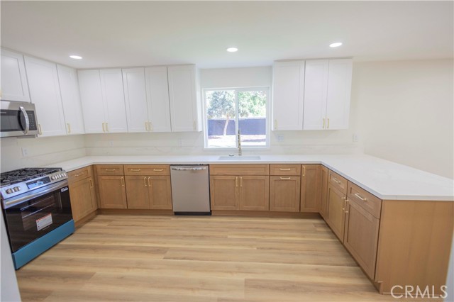 2122 W 10th Street, Santa Ana CA: https://media.crmls.org/medias/33f610d5-25cb-434c-be3c-aeeae2b34600.jpg