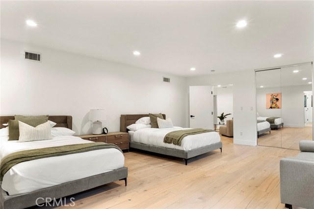 5265 Del Moreno Drive, Woodland Hills CA: https://media.crmls.org/medias/33f6b930-e81a-4d8b-b97f-2caa245977d7.jpg