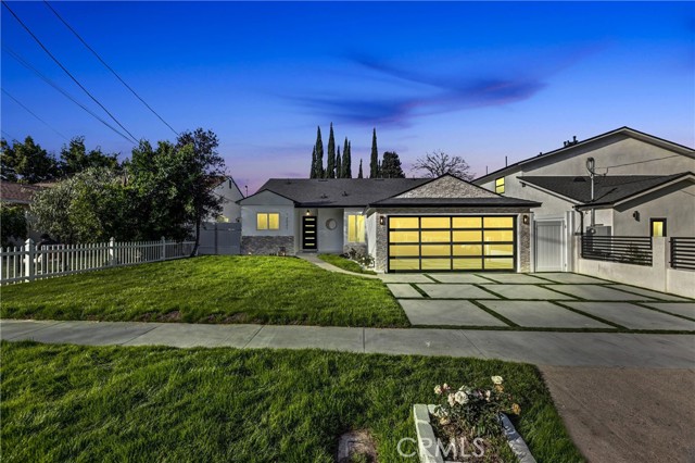 Detail Gallery Image 1 of 43 For 13021 Killion St, Sherman Oaks,  CA 91401 - 3 Beds | 2/1 Baths