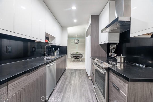 927 N Kings Road, West Hollywood CA: https://media.crmls.org/medias/33fb61ff-c4f3-4b07-863c-28c3f960d687.jpg