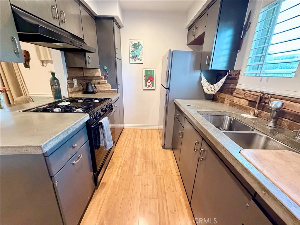 https://media.crmls.org/medias/33fba2af-e9ec-4f30-8330-63cd7d3825a9.jpg?preset=X-Large