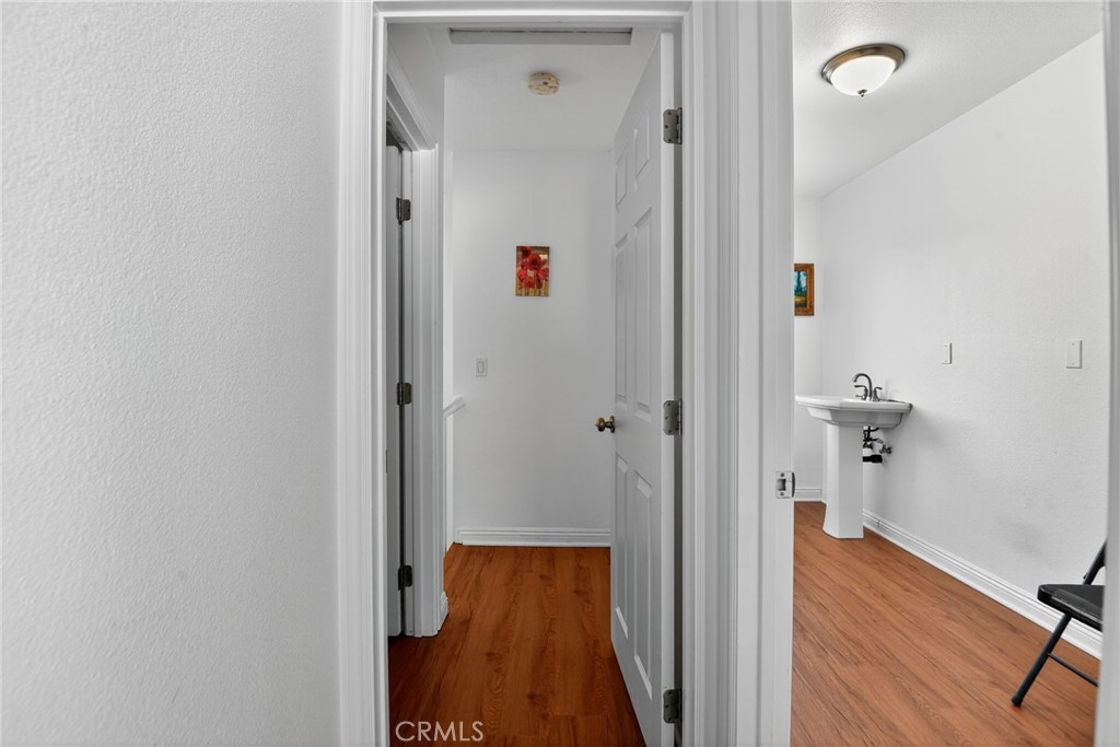 https://media.crmls.org/medias/33fd2baf-aa49-4a7b-b90a-2aa94a5a5cc9.jpg?preset=X-Large