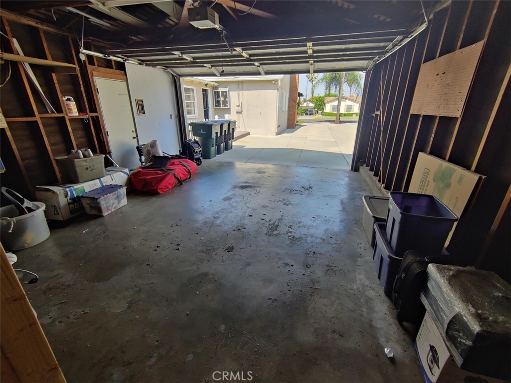 https://media.crmls.org/medias/3400c137-55f1-48be-ba0d-81fba5dc74c0.jpg?preset=X-Large