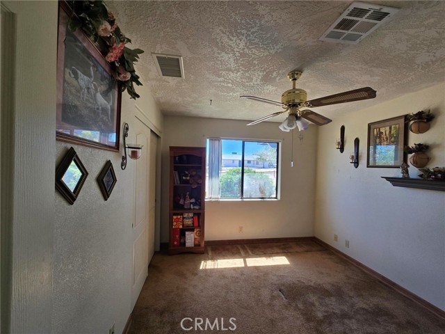 7050 Ivanpah Avenue, 29 Palms CA: https://media.crmls.org/medias/34010883-9e55-4637-be39-ab61de469368.jpg