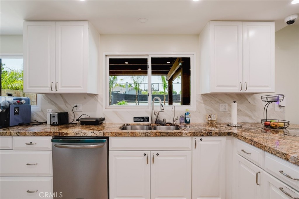 https://media.crmls.org/medias/3401c481-309a-4b51-af2a-a6f160e7d778.jpg?preset=X-Large