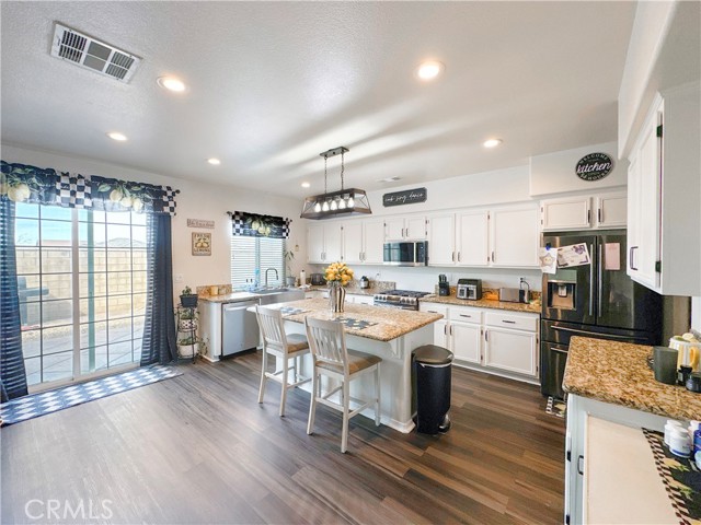 Detail Gallery Image 10 of 54 For 12476 Domingo, Victorville,  CA 92392 - 5 Beds | 4/1 Baths