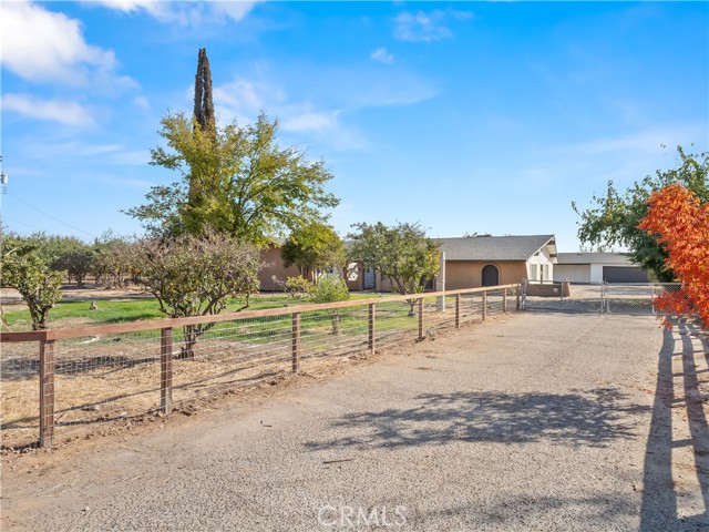 Detail Gallery Image 6 of 66 For 5527 W Olive Ave, Fresno,  CA 93722 - 4 Beds | 3/1 Baths