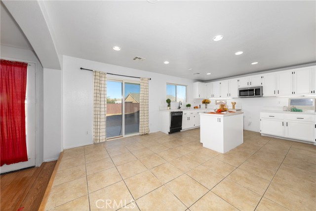 Detail Gallery Image 8 of 48 For 9868 Maple Ct, Adelanto,  CA 92301 - 4 Beds | 3 Baths