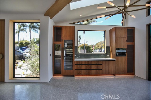 Detail Gallery Image 7 of 64 For 2398 Redlands Dr, Newport Beach,  CA 92660 - 5 Beds | 5/1 Baths