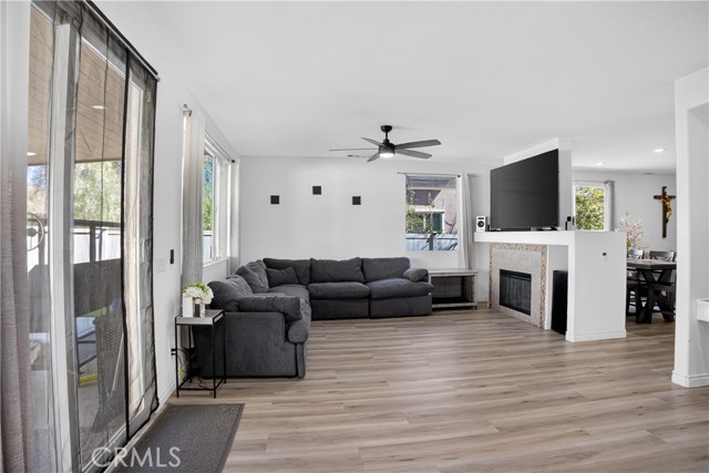 Detail Gallery Image 5 of 55 For 2301 Foxtail Dr, Palmdale,  CA 93551 - 5 Beds | 3 Baths