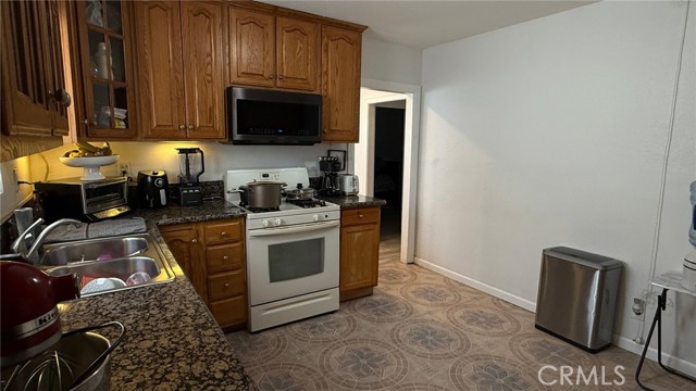 Detail Gallery Image 10 of 11 For 2829 S Rimpau, Los Angeles,  CA 90016 - 4 Beds | 2 Baths