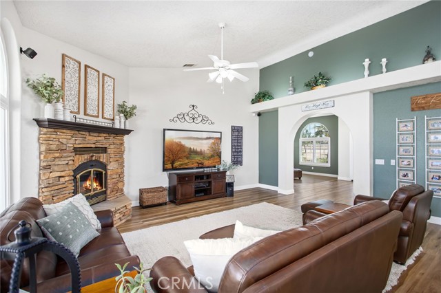 Detail Gallery Image 17 of 72 For 10978 El Centro Rd, Oak Hills,  CA 92344 - 4 Beds | 3 Baths