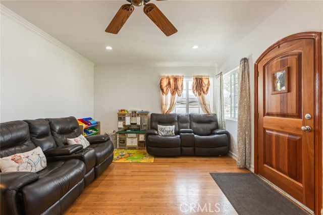 Detail Gallery Image 3 of 27 For 12945 Jefferson Avenue, Hawthorne,  CA 90250 - 3 Beds | 2 Baths