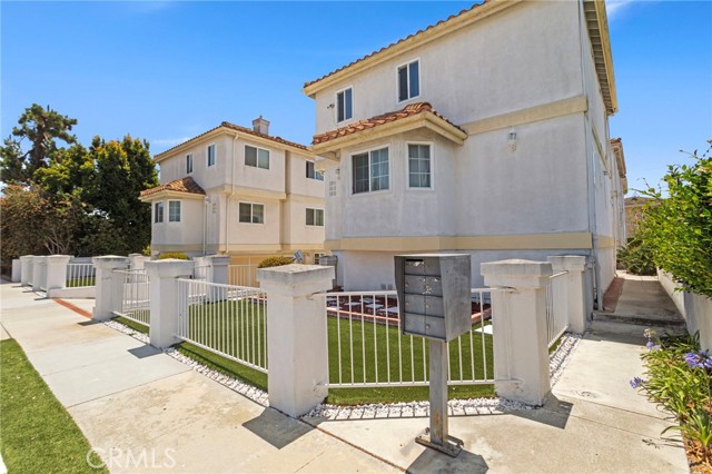 Detail Gallery Image 2 of 13 For 3918 W 118th Pl #8,  Hawthorne,  CA 90250 - 3 Beds | 3 Baths