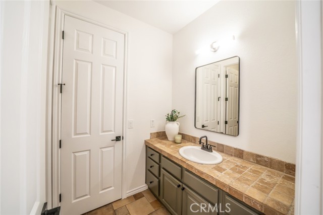 Image 32 of 49 For 581 La Salle Street
