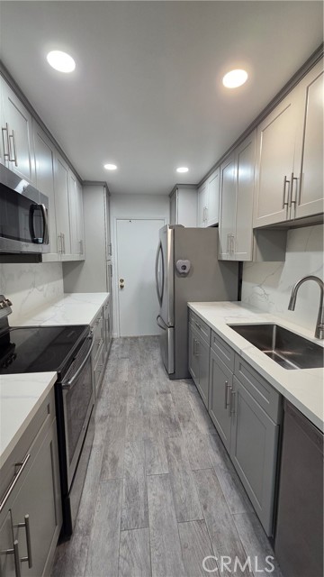 Detail Gallery Image 2 of 30 For 5400 Lindley Ave #105,  Encino,  CA 91316 - 2 Beds | 2 Baths
