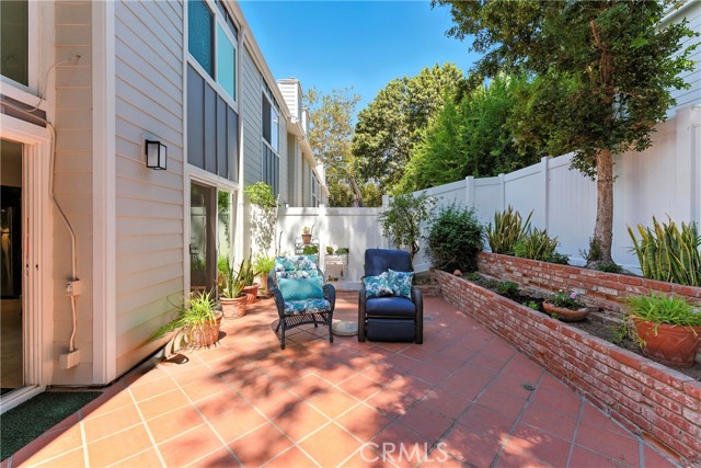 18221 Andrea N Circle, Northridge CA: https://media.crmls.org/medias/342443ff-69f1-41cf-ab00-0727d409e00f.jpg