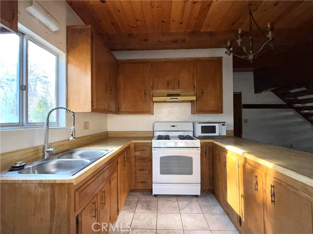 Detail Gallery Image 4 of 11 For 32795 Fox, Running Springs,  CA 92307 - 2 Beds | 1/1 Baths