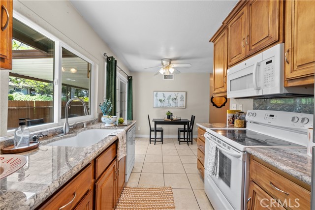 Detail Gallery Image 14 of 38 For 19504 Avenue of the Oaks #C,  Newhall,  CA 91321 - 2 Beds | 2 Baths