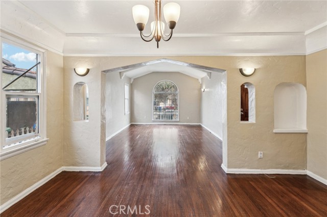 124 W 110th Street, Los Angeles CA: https://media.crmls.org/medias/34306f45-4cd2-43cb-acd5-6b3cc38651b0.jpg