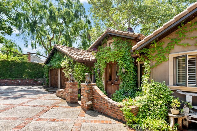 302 W Carter Avenue, Sierra Madre CA: https://media.crmls.org/medias/34309b7b-cc49-46f9-b56a-2747a358a254.jpg