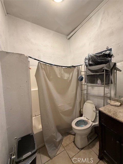 Detail Gallery Image 14 of 19 For 222 E St, Fresno,  CA 93706 - 3 Beds | 1 Baths