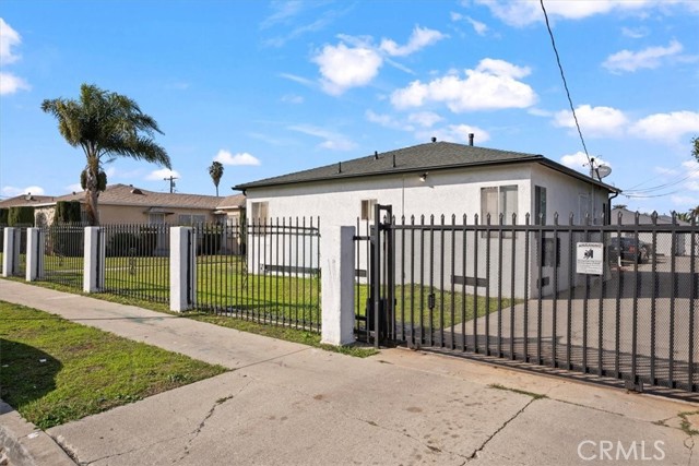 Detail Gallery Image 2 of 9 For 1525 W 105th St, Los Angeles,  CA 90047 - – Beds | – Baths