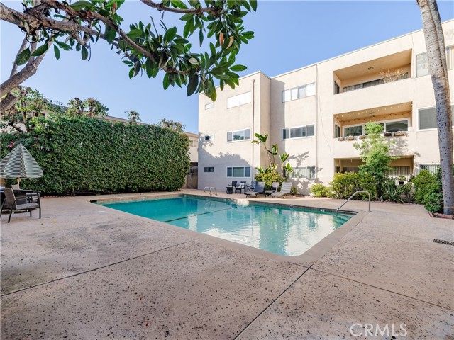 Detail Gallery Image 2 of 28 For 5411 Tyrone, Sherman Oaks,  CA 91401 - 3 Beds | 3 Baths