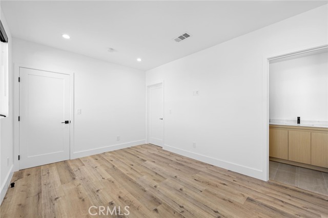Detail Gallery Image 10 of 14 For 14525 Weddington St, Sherman Oaks,  CA 91411 - 4 Beds | 4/1 Baths